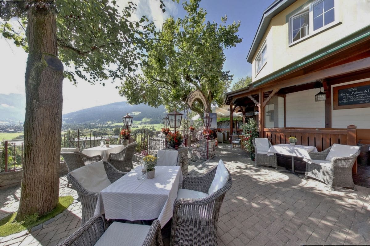 Auf der Rückseite des Hauses lädt der große Gastgarten mit herrlichem Ausblick zum Verweilen ein