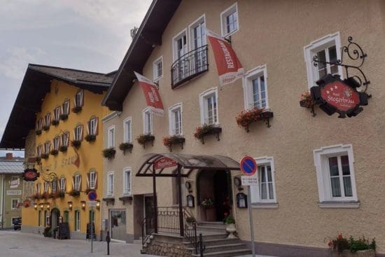 Hotelansicht Stegerbräu an einem Herbsttag